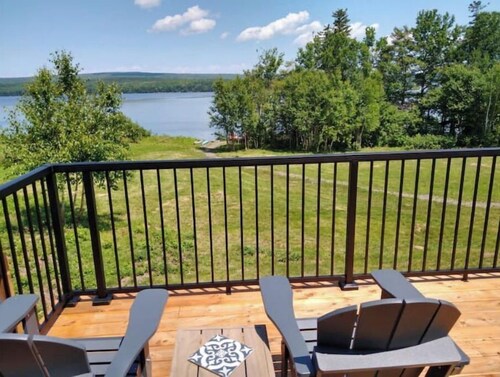 Lakefront cottage with hot tub 2Br