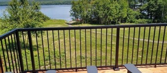 Lakefront cottage with hot tub 2Br