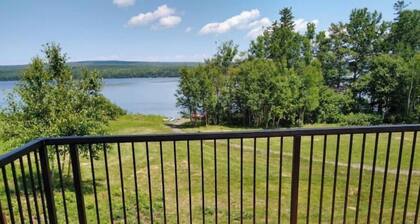 Lakefront cottage with hot tub 2Br