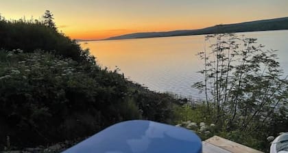 Lakefront cottage with hot tub 1BR