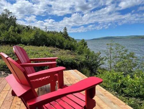 Lakefront cottage with hot tub 1BR