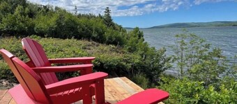 Lakefront cottage with hot tub 1BR
