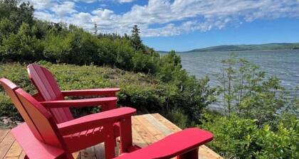Lakefront cottage with hot tub 1BR