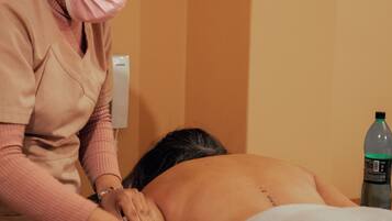 Parihoitohuone(ita), aromaterapiaa, kuumakivihierontaa, urheiluhierontaa