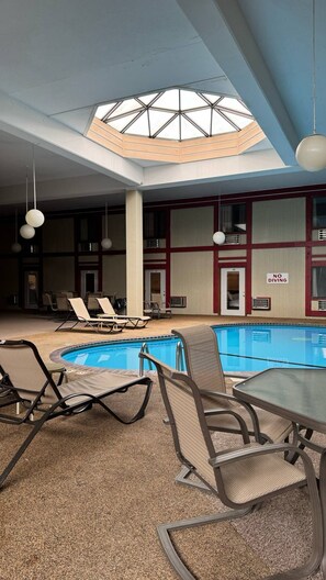 Una piscina cubierta