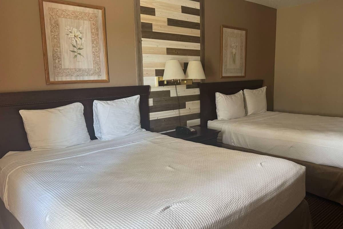 مكتب ومساحة عمل للكمبيوتر المحمول ومكواة/لوح كي وواي فاي مجانًا