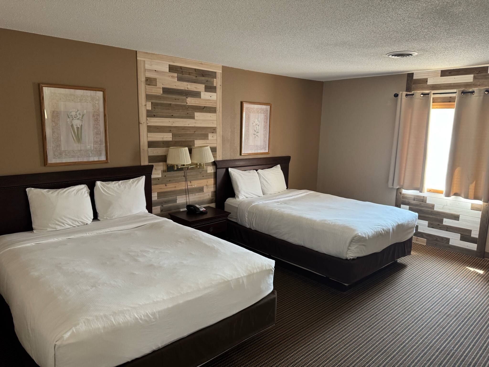 Habitación básica doble | Escritorio y espacio para trabajar con laptop 