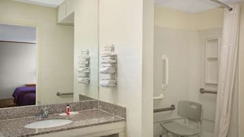 Basic Single Room, Non Smoking | Bathroom | Combined shower/tub, towels, soap, shampoo