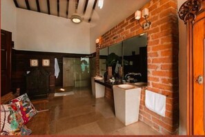 Luxury Double Room | Bathroom | Towels
