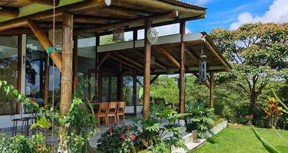 ShantihOMe: Ecolodge entre Mindo y San Miguel de los Bancos