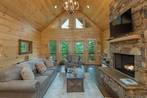 Dream Mtn Hideaway! Hot Tub+Fire Pit+Grill, WiFi, Hiking, Nearby AVL & Blk Mtn!