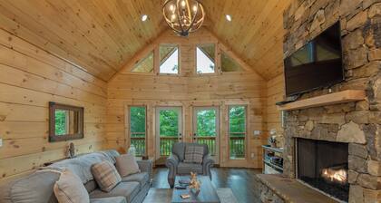 Dream Mtn Hideaway! Hot Tub+Fire Pit+Grill, WiFi, Hiking, Nearby AVL & Blk Mtn!