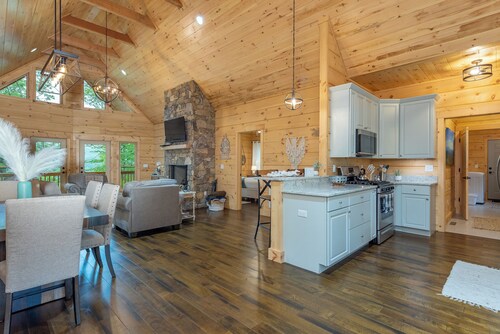 Dream Mtn Hideaway! Hot Tub+Fire Pit+Grill, WiFi, Hiking, Nearby AVL & Blk Mtn!