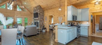 Dream Mtn Hideaway! Hot Tub+Fire Pit+Grill, WiFi, Hiking, Nearby AVL & Blk Mtn!