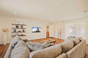 Una Smart TV, una chimenea