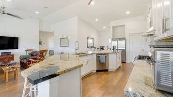 Réfrigérateur, micro-ondes, plaque de cuisson, lave-vaisselle