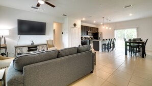 Living area - Bright, Pet-Friendly Home: 16 Mi to Downtown Ocala (Ocala)