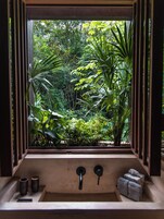 Casa en un árbol (Pool) | Baño | Ducha, cabezal de ducha tipo lluvia, secador de pelo y albornoces