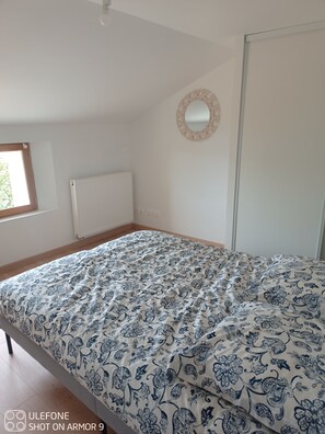 4 bedrooms, desk, iron/ironing board, travel cot
