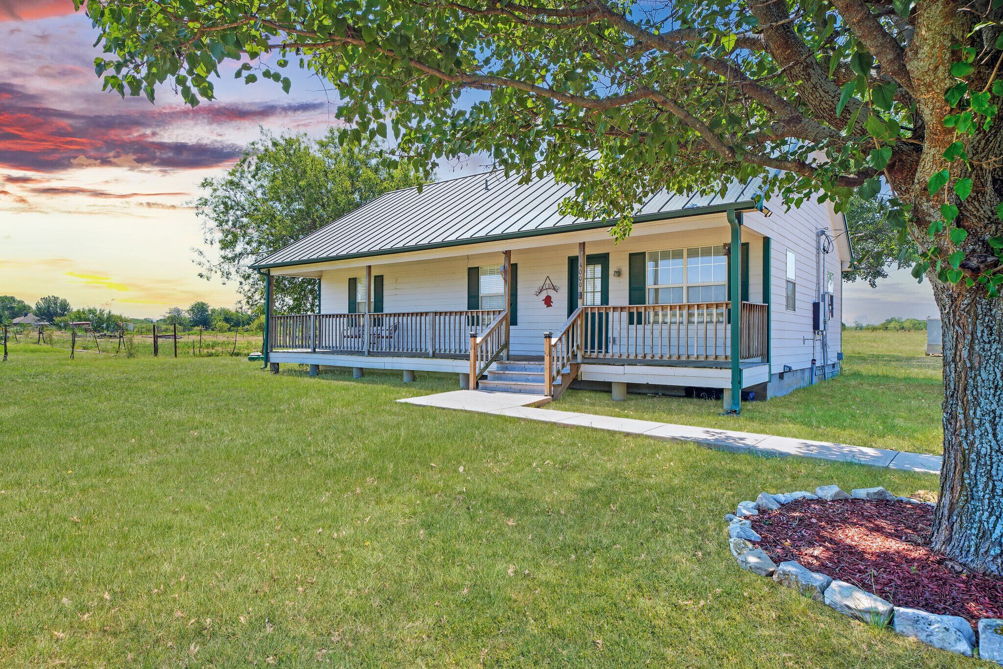Green Acres- Charming Farmhouse plus 4acres