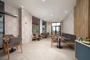 Desayuno completo gratuito y diario