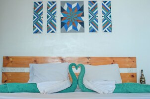 Minibar, escritorio y wifi gratis 