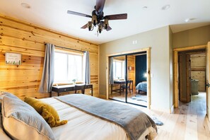 3 habitaciones, escritorio y tabla de planchar con plancha