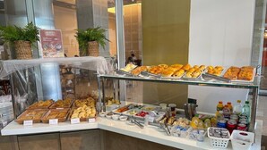 Buffetpöytä, jossa on tarjolla erilaisia ruokia ja juomia.