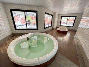 Bồn tắm spa trong nhà