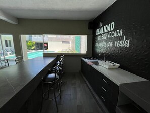Chalet | Private kitchen | Full-size fridge, microwave, blender, cookware/dishes/utensils - Bamboo (Yautepec)