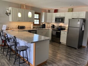 Fridge, microwave, oven, stovetop - Half mile to Deadwood Main Street, trolley & trail close by, quiet neighborhood (Deadwood)