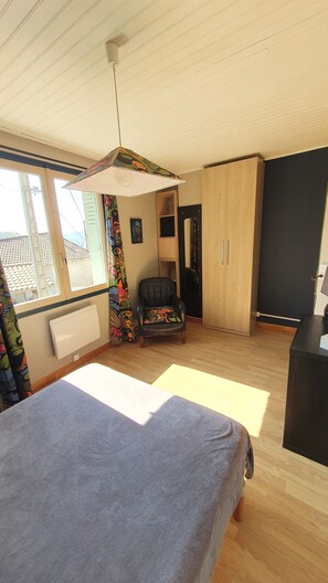 2 bedrooms, iron/ironing board, travel cot, free WiFi - Le Doux Murmure. The gentle whisper (Courniou)