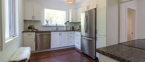 冷蔵庫、電子レンジ、コンロ、食器洗い機