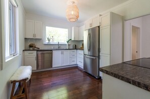 Réfrigérateur, micro-ondes, plaque de cuisson, lave-vaisselle