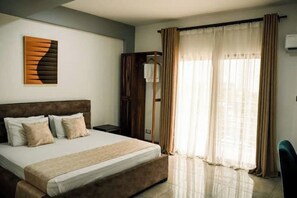 4 habitaciones, escritorio y tabla de planchar con plancha 