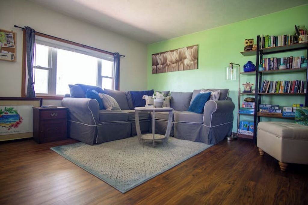 Flatskjerm-TV, peis, videospill og bøker