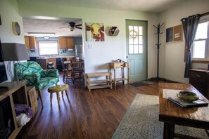 Flat-screen TV, fireplace, video games, books - Tranquil Leelanau Farmhouse (Cedar)