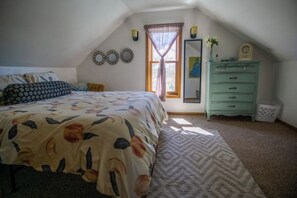 3 bedrooms, memory foam beds, WiFi, bed sheets