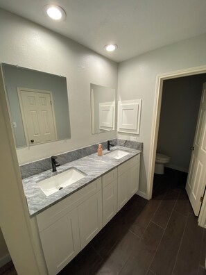 Hårtork, handdukar, tvål och toalettpapper