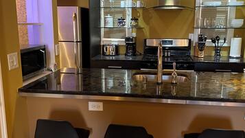 Réfrigérateur, micro-ondes, four, plaque de cuisson