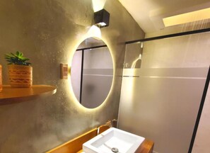 Bathroom - Sun Backpackers (Quito)