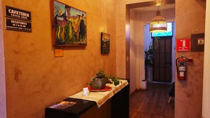 Interior entrance - Sun Backpackers (Quito)