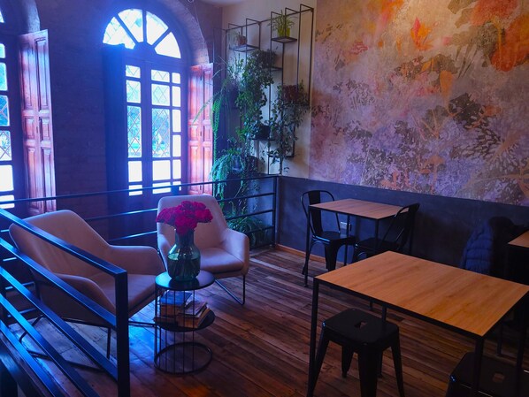 Living area - Sun Backpackers (Quito)