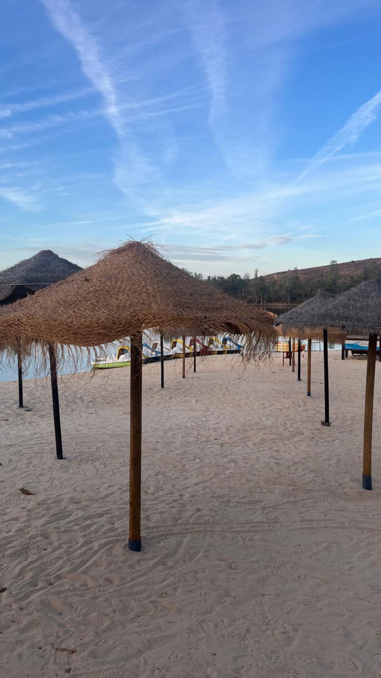 Ligstoelen aan het strand, strandlakens