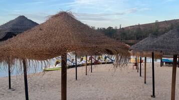 Ligstoelen aan het strand, strandlakens
