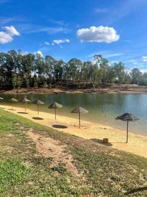 Chaises longues, serviettes de plage