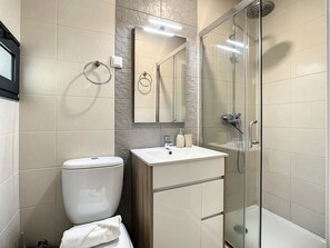 Dusche, Haartrockner, Handtücher, Toilettenpapier