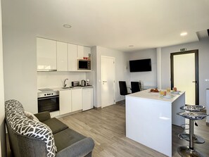 Køleskab, mikrobølgeovn, ovn, kogeplade