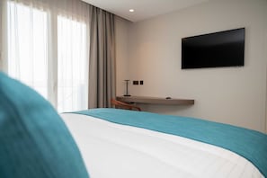 Quarto casal superior | Cofres nos quartos, escrivaninha, espaço de trabalho para notebook