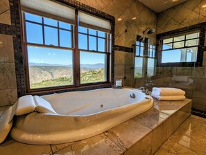 Dusche, Whirlpool, Haartrockner, Handtücher
